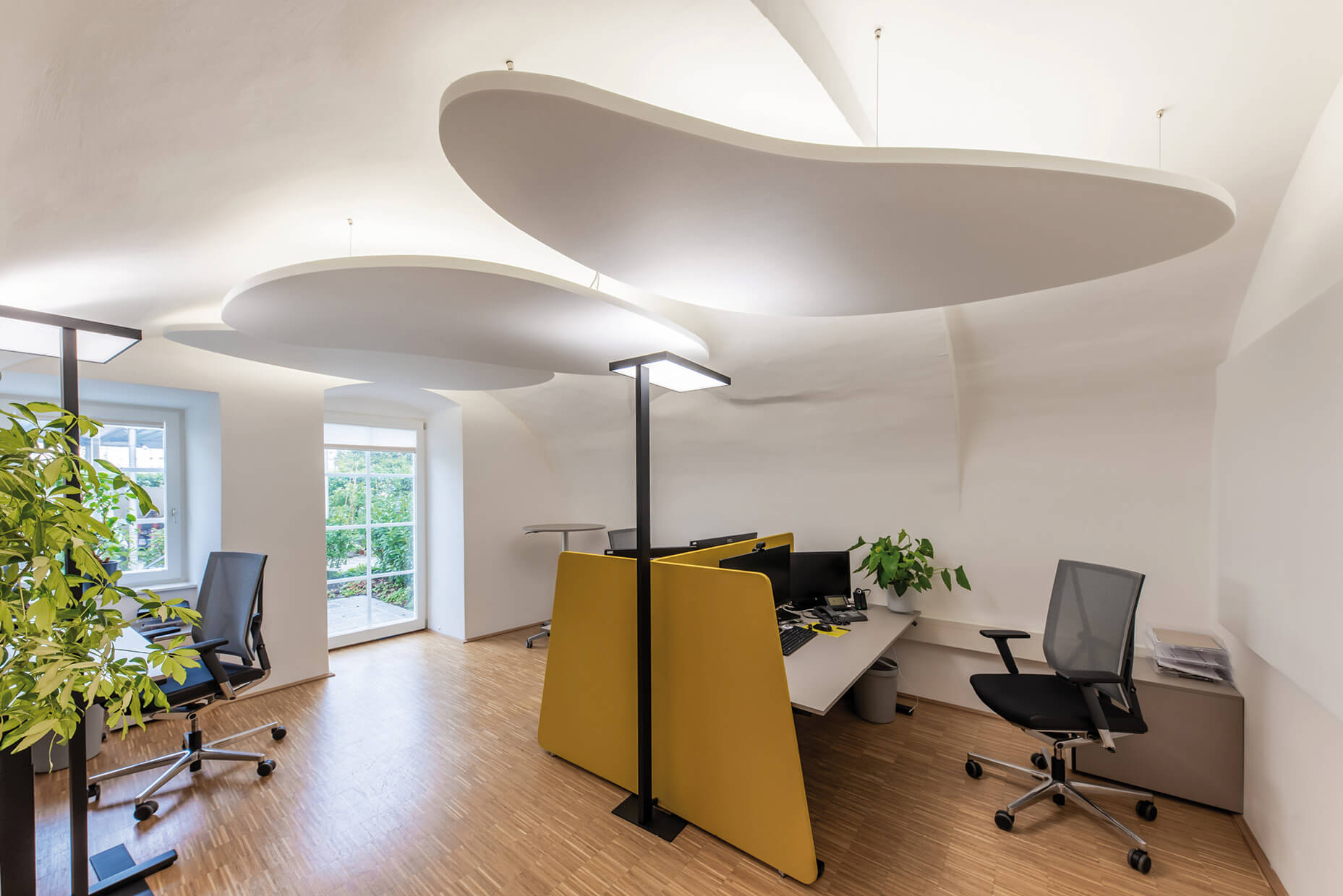 WS Sound Raiba Krems 1 Modernes Büro mit Akustiksegel, Wandelement und Tischtrenner aus WS® Sound